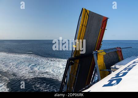 Sikinos Island, Griechenland - 23. September 2020: Die Fähre fährt in den Hafen auf der Insel Sikinos, während sie die Luke öffnet. Stockfoto