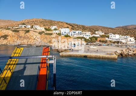 Sikinos Island, Griechenland - 23. September 2020: Die Fähre fährt in den Hafen auf der Insel Sikinos, während sie die Luke öffnet. Stockfoto