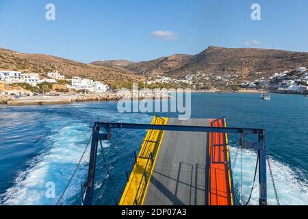 Sikinos Island, Griechenland - 23. September 2020: Die Fähre fährt in den Hafen auf der Insel Sikinos, während sie die Luke öffnet. Stockfoto