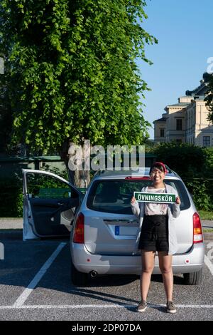 Studentinnen-Fahrer mit Schild Stockfoto