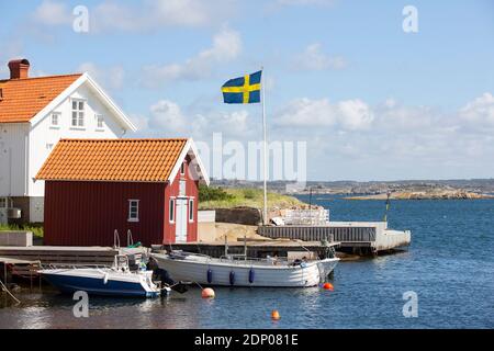 Blick auf die Küste mit schwedischer Flagge Stockfoto