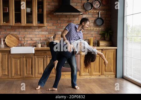 Junges Paar mit Datum drinnen tanzen leidenschaftliche Disco in der Küche Stockfoto