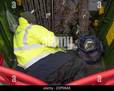 OpenREACH-Techniker, der an der Straßenseitenkabelabzweigung in London, Großbritannien, arbeitet Stockfoto