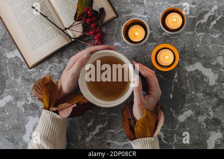 Hände halten Tasse mit Tee Stockfoto