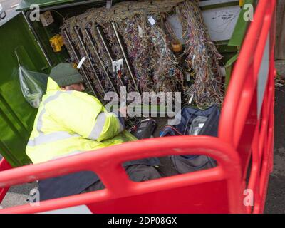 OpenREACH-Techniker, der an der Straßenseitenkabelabzweigung in London, Großbritannien, arbeitet Stockfoto