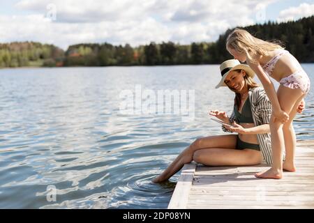 Mutter mit Tochter auf Steg Stockfoto