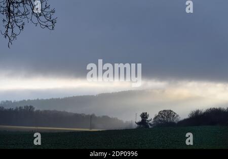 Lochovice, Tschechische Republik. Dezember 2020. Inverse Wolken in der Nähe von Lochovice in der Region Beroun, Tschechische Republik, auf einem Foto vom 18. Dezember 2020. Kredit: Michaela Rihova/CTK Foto/Alamy Live Nachrichten Stockfoto