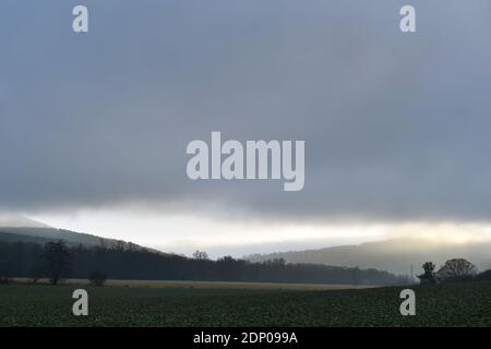 Lochovice, Tschechische Republik. Dezember 2020. Inverse Wolken in der Nähe von Lochovice in der Region Beroun, Tschechische Republik, auf einem Foto vom 18. Dezember 2020. Kredit: Michaela Rihova/CTK Foto/Alamy Live Nachrichten Stockfoto