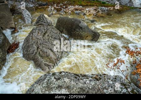 Der mit Regen geschwollene Fluss fließt stürmisch zwischen den Felsen. Palena, Abruzzen, Italien, Europa Stockfoto