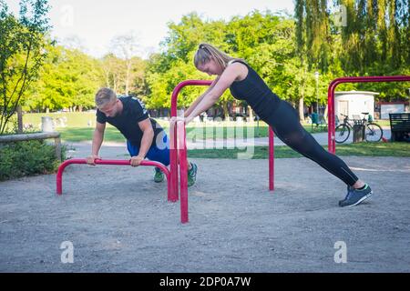 Paar im Park trainieren Stockfoto