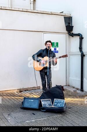 Busker Street Musiker Gitarre spielen St. Albans Hertfordshire UK Stockfoto