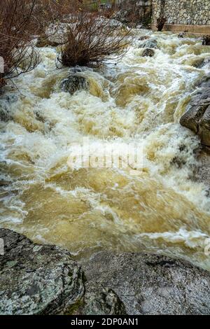 Der mit Regen geschwollene Fluss fließt stürmisch zwischen den Felsen. Palena, Abruzzen, Italien, Europa Stockfoto