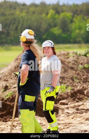 Arbeiterinnen im Gespräch Stockfoto