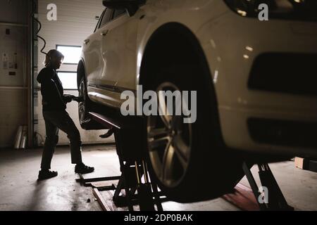 Weibliche Mechanikerin in der Garage Stockfoto