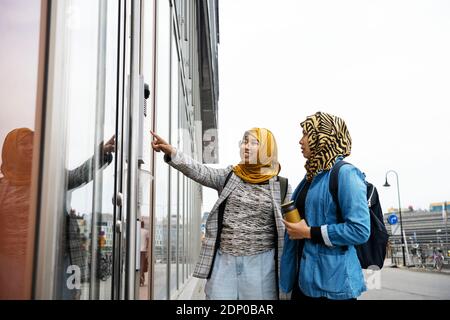 Freundinnen stehen vor dem Gebäude Stockfoto