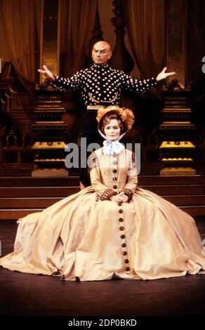 Virginia McKenna (Mrs Anna), Yul Brynner (The King of Siam) in THE KING AND I at the London Palladium, London W1 12/06/1979 Musik: Richard Rogers Text & Buch: Oscar Hammerstein II Bühnenbild: Peter Wolf Kostüme: Irene Sharif Beleuchtung: David Hersey Choreografin: Jerome Robbins Regie: Yuriko Stockfoto