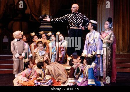 Vorne links: Virginia McKenna (Mrs Anna) hinten rechts: Yul Brynner (The King of Siam) in THE KING AND I at the London Palladium, London W1 12/06/1979 Musik: Richard Rogers Text & Buch: Oscar Hammerstein II Bühnenbild: Peter Wolf Kostüme: Irene Sharif Beleuchtung: David Hersey Choreografin: Jerome Robbins Regie: Yuriko Stockfoto