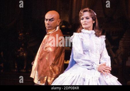 Yul Brynner (The King of Siam), Virginia McKenna (Mrs Anna) in THE KING AND I at the London Palladium, London W1 12/06/1979 Musik: Richard Rogers Text & Buch: Oscar Hammerstein II Bühnenbild: Peter Wolf Kostüme: Irene Sharif Beleuchtung: David Hersey Choreografin: Jerome Robbins Regie: Yuriko Stockfoto