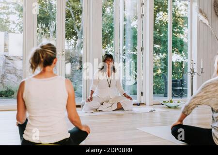 Menschen, die Yoga praktizieren Stockfoto