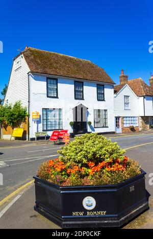 Bildsue High Street of New Romney - eine kleine Stadt in Kent, England, am Rande von Romney Marsh, einem Gebiet von flachen, reichen landwirtschaftlichen Flächen, Großbritannien Stockfoto