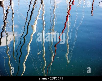 Bunte Segelbootmasten spiegeln sich im Meer, Griechenland Stockfoto