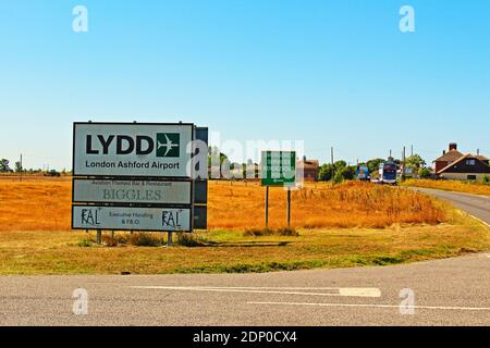 Straßenschilder an der B2075 Romney Rd in der Nähe des Dorfes Lydd. Der Flughafen Lydd liegt 1 NM östlich der Stadt/dem Dorf Lydd und 12 NM südlich von Ashford, England, Großbritannien Stockfoto