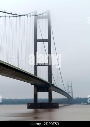 Neblige Ansicht der Humber Bridge in North Lincolnshire und East Riding von Yorkshire England UK eine Hängebrücke, die 1981 für den Straßenverkehr geöffnet Stockfoto