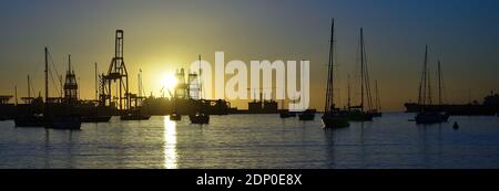 Panoramablick auf die Bucht bei Sonnenaufgang mit Segelbooten und Hafen im Hintergrund, Las Palmas von Gran Canaria, Spanien Stockfoto