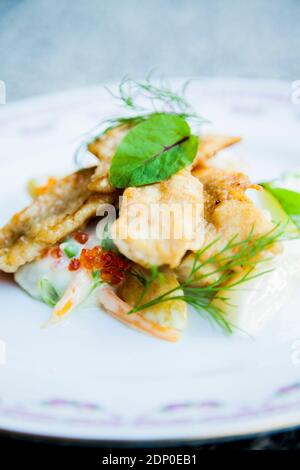 Gebratener Fisch auf dem Teller Stockfoto