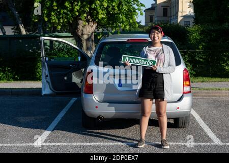 Studentinnen-Fahrer mit Schild Stockfoto