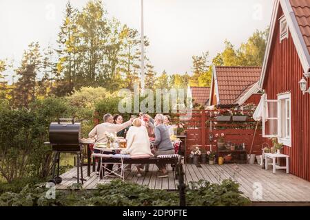 Familie mit Essen im Garten Stockfoto