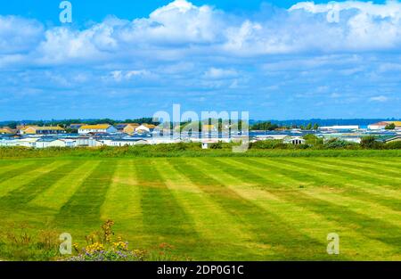 Schöne Sommer Tagesansicht entlang Lydd Straße in der Nähe Camber Dorf, Jurys GAP Strand und weitläufige landwirtschaftliche Ebene von Romney Marsh, East Sussex, England, Großbritannien Stockfoto