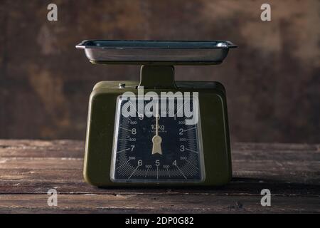 Grüne Vintage Waage auf Holztisch Stockfoto