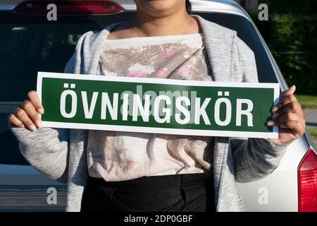 Studentinnen-Fahrer mit Schild Stockfoto