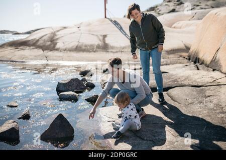 Mütter mit Tochter auf See Stockfoto