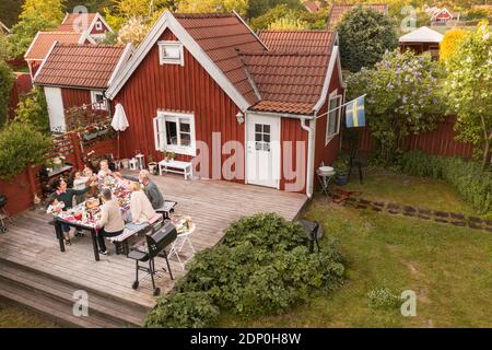 Familie mit Essen im Garten Stockfoto