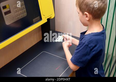 Boy mit Self-Service-Punkt in der Bibliothek Stockfoto