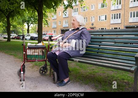 Ältere Frau sitzen auf Bank Stockfoto