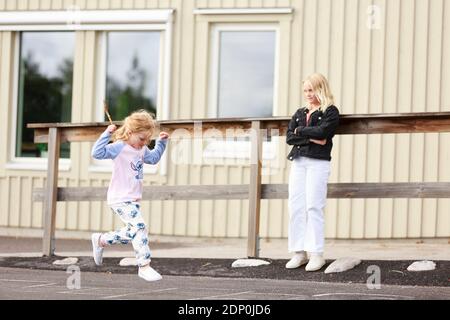 Mädchen spielen auf dem Schulhof Stockfoto