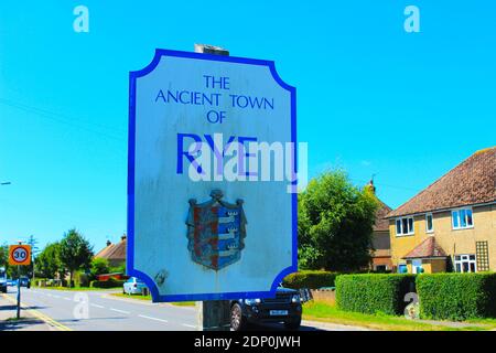 Gehen Sie an der New Road -A259 mit dem Namen der alten Stadt Rye. Rye ist eine kleine Stadt und Gemeinde im Rother Bezirk, in East Sussex, Stockfoto