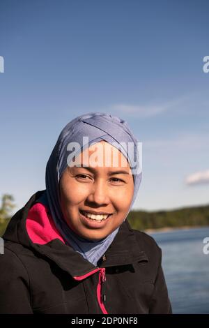 Frau trägt Hijab Blick auf Kamera Stockfoto