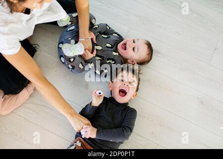 Mutter mit Kindern am Tisch Stockfoto