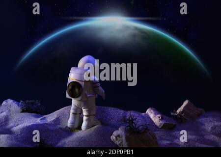 Astronaut in einem Raumanzug mit Blick auf Galaxie. Raumfahrts-Konzept. Stockfoto