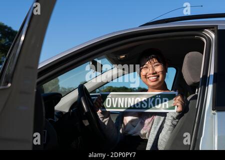 Studentinnen-Fahrer mit Schild Stockfoto