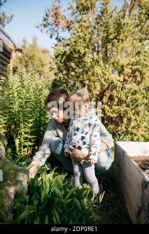 Mutter mit Tochter im Garten Stockfoto