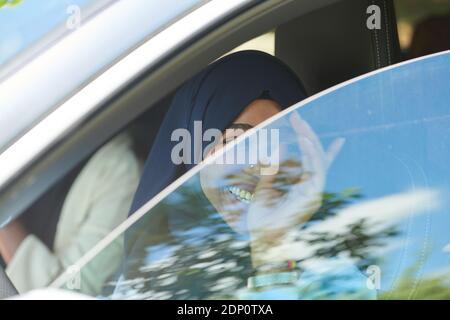 Arabische Frau Unterwegs Mit Dem Auto Stockfoto