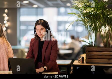 Frau mit Headset im Büro Stockfoto