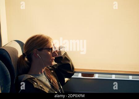 Frau sitzt im Zug Stockfoto