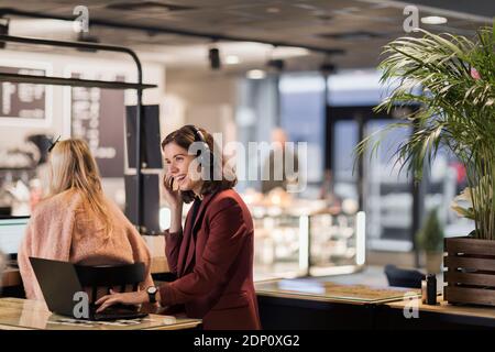 Frau mit Headset im Büro Stockfoto