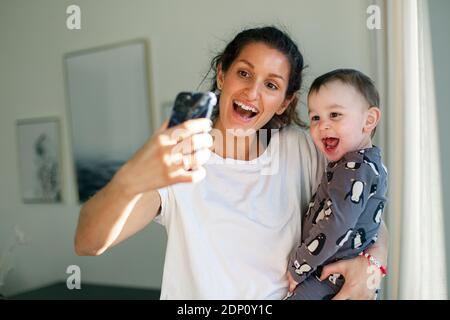 Mutter nimmt Selfie mit Kleinkind Sohn Stockfoto